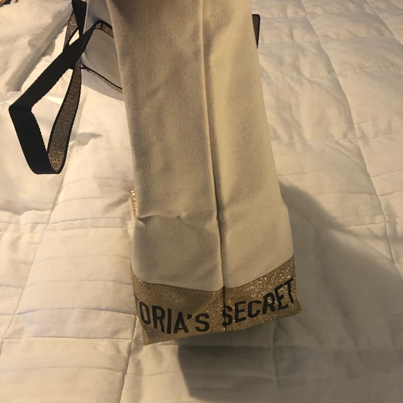 Victoria’s Secret Glitter weekender Tote. NWT - Picture 5 of 16